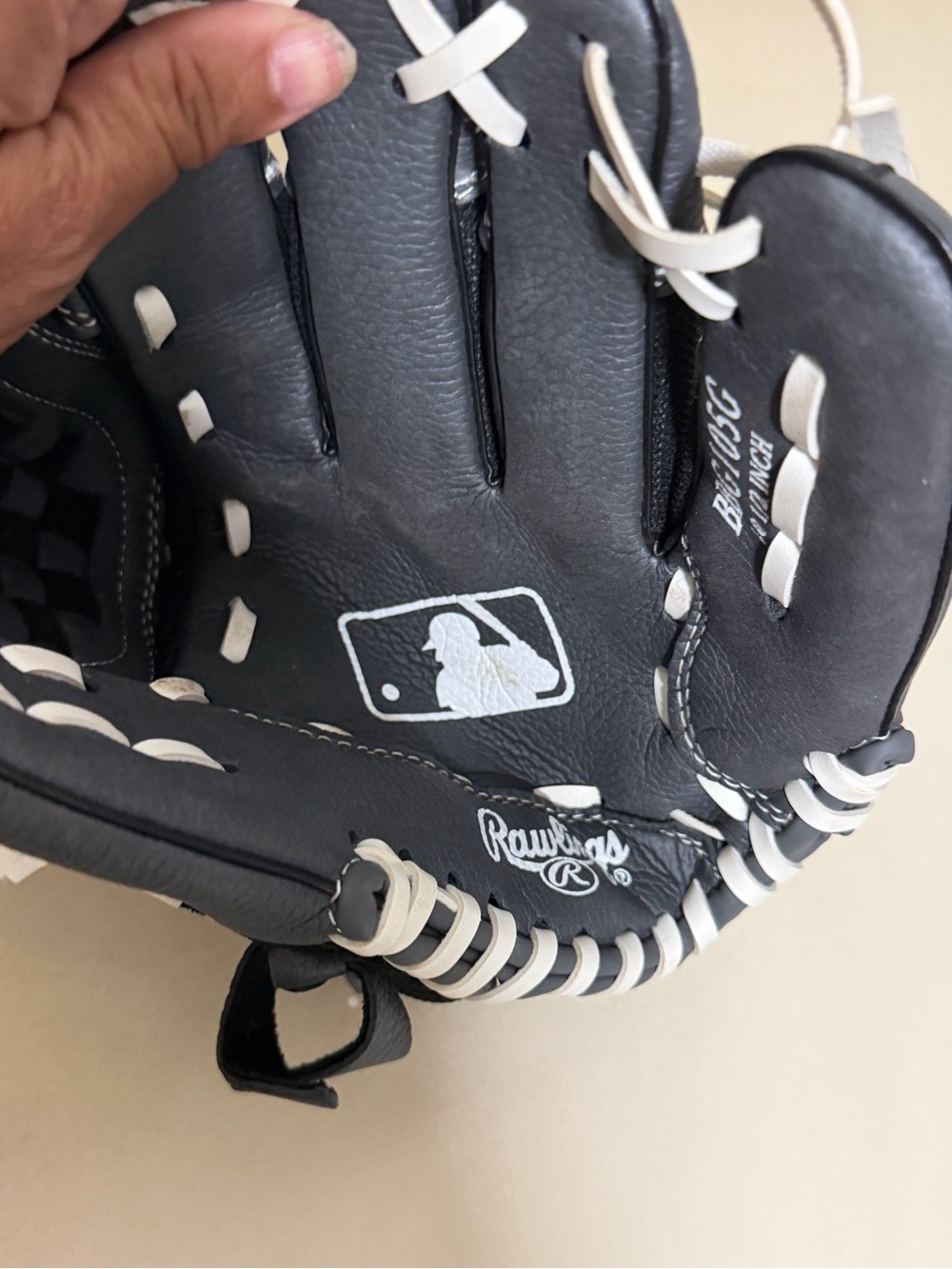 Rawlings Black and White Leather Baseball Glove
